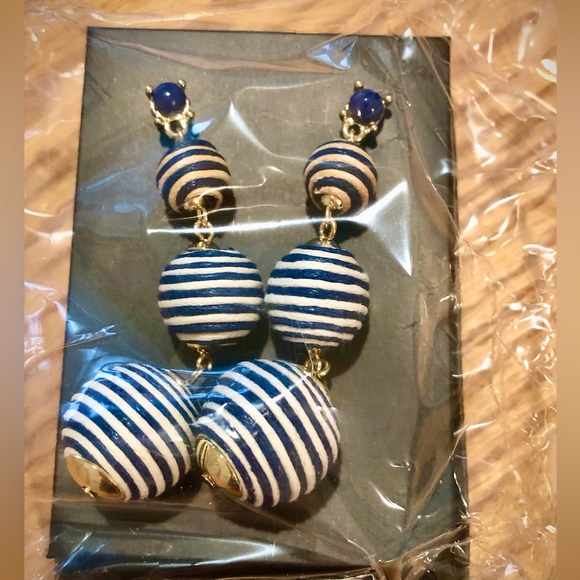 Bauble but light earrings, great for parties! - Picture 2 of 3